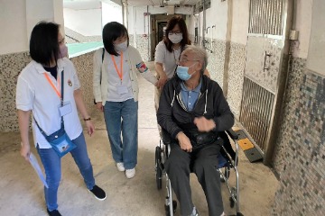 社會福利署(社署)署長李佩詩今日(十二月十日)上午率領社署義工隊到訪土瓜灣香港聖公會樂民郭鳳軒綜合服務中心,視察社署一筆過資助長者中心提供便利長者於二○二三年區議會一般選舉投票措施。
