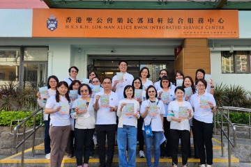 社會福利署(社署)署長李佩詩今日(十二月十日)上午率領社署義工隊到訪土瓜灣香港聖公會樂民郭鳳軒綜合服務中心,視察社署一筆過資助長者中心提供便利長者於二○二三年區議會一般選舉投票措施。