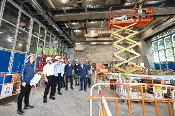 The Secretary for Labour and Welfare, Mr Chris Sun, visited a construction site today (December 13) to call on contractors, employers and workers to pay attention to work safety. Photo shows Mr Sun (second left) inspecting safety measures at the construction site.