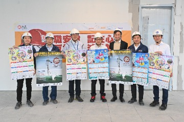 The Secretary for Labour and Welfare, Mr Chris Sun, visited a construction site today (December 13) to call on contractors, employers and workers to pay attention to work safety. Photo shows Mr Sun (centre), the Deputy Commissioner for Labour (Occupational Safety and Health), Mr Vincent Fung (third left), and an officer of the Labour Department with the project manager of the construction site, management staff of the contractor and a representative of the property owner.