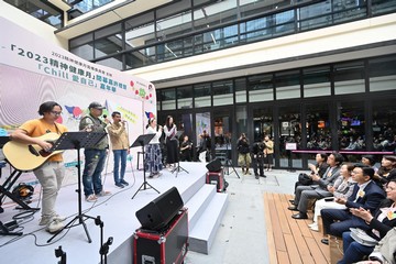 The Secretary for Labour and Welfare, Mr Chris Sun, today (December 16) officiated at the 2023 Mental Health Month (MHM) closing and recognition ceremony. Organised by the Labour and Welfare Bureau in collaboration with various bureaux/departments, public organisations and non-governmental organisations, the MHM echoes with the World Mental Health Day of the World Federation for Mental Health. With the theme "Just Chill and Love Yourself", the 2023 MHM aimed to encourage the public to face up to their own physical and mental needs. Photo shows Mr Sun (front row, second right) watching a band performance by persons in mental recovery.