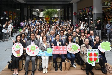 The Secretary for Labour and Welfare, Mr Chris Sun, today (December 16) officiated at the 2023 Mental Health Month (MHM) closing and recognition ceremony. Organised by the Labour and Welfare Bureau in collaboration with various bureaux/departments, public organisations and non-governmental organisations, the MHM echoes with the World Mental Health Day of the World Federation for Mental Health. With the theme "Just Chill and Love Yourself", the 2023 MHM aimed to encourage the public to face up to their own physical and mental needs. Photo shows Mr Sun (front row, centre) and participants.