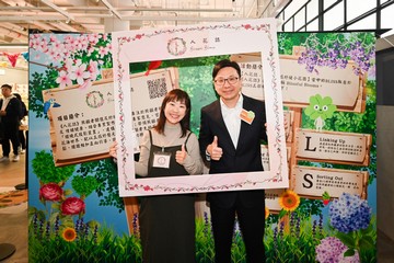 The Secretary for Labour and Welfare, Mr Chris Sun, today (December 16) officiated at the 2023 Mental Health Month (MHM) closing and recognition ceremony. Organised by the Labour and Welfare Bureau in collaboration with various bureaux/departments, public organisations and non-governmental organisations, the MHM echoes with the World Mental Health Day of the World Federation for Mental Health. With the theme "Just Chill and Love Yourself", the 2023 MHM aimed to encourage the public to face up to their own physical and mental needs. Photo shows Mr Sun (right) learning more about how projection art and five senses of art relieve carers