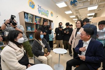 政務司司長兼扶貧委員會主席陳國基今日(十二月十八日)視察深水埗社區客廳,是「社區客廳試行計劃」首個項目。勞工及福利局局長孫玉菡亦有隨行。圖示陳國基(前排右)與受惠人士交流,了解他們對社區客廳設施的意見。