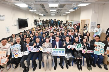 政務司司長兼扶貧委員會主席陳國基今日(十二月十八日)主持深水埗社區客廳開幕典禮,是「社區客廳試行計劃」首個項目。勞工及福利局局長孫玉菡亦有出席。圖示(前排左三起)九龍樂善堂主席李聖根、孫玉菡、黃廷方慈善基金董事黃敏華、陳國基、信和集團執行董事田兆源、勞工及福利局常任秘書長劉焱和社會福利署署長李佩詩與參加者合照。