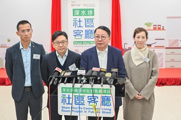 政務司司長兼扶貧委員會主席陳國基今日(十二月十八日)主持深水埗社區客廳開幕典禮,是「社區客廳試行計劃」首個項目。勞工及福利局局長孫玉菡亦有出席。圖示陳國基(右二)和孫玉菡(右三)在典禮後會見傳媒。
