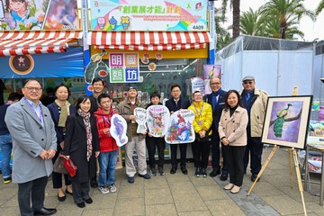 勞工及福利局局長孫玉菡今日（十二月二十日）上午到銅鑼灣維多利亞公園參觀第57屆工展會，支持參展的社會福利署資助社企和康復服務單位。社會福利署署長李佩詩及促進殘疾人士就業諮詢委員會主席劉健華博士亦有隨行。圖示孫玉菡（右五）、李佩詩（左三）及劉健華博士（右三）與參展人員合照。