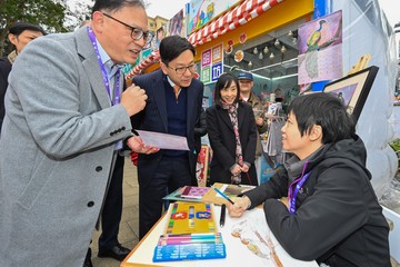 勞工及福利局局長孫玉菡今日(十二月二十日)上午到銅鑼灣維多利亞公園參觀第57屆工展會,支持參展的社會福利署資助社企和康復服務單位。社會福利署署長李佩詩及促進殘疾人士就業諮詢委員會主席劉健華博士亦有隨行。圖示孫玉菡(左二)及李佩詩(左三)聽取殘疾人士介紹創作構思。