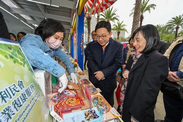 The Secretary for Labour and Welfare, Mr Chris Sun, visited the 57th Hong Kong Brands and Products Expo at Victoria Park, Causeway Bay, this morning (December 20) to show support for the participating social enterprises and rehabilitation service units subsidised by the Social Welfare Department. The Director of Social Welfare, Miss Charmaine Lee, and the Chairperson of the Advisory Committee on Enhancing Employment of People with Disabilities, Dr Kevin Lau, also joined the visit. Photo shows Mr Sun (centre) and Miss Lee (right) taking a look at products on sale.