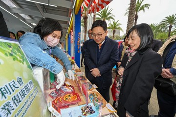 勞工及福利局局長孫玉菡今日(十二月二十日)上午到銅鑼灣維多利亞公園參觀第57屆工展會,支持參展的社會福利署資助社企和康復服務單位。社會福利署署長李佩詩及促進殘疾人士就業諮詢委員會主席劉健華博士亦有隨行。圖示孫玉菡(中)及李佩詩(右)了解售賣的產品。