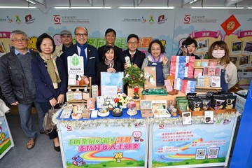 勞工及福利局局長孫玉菡今日(十二月二十日)上午到銅鑼灣維多利亞公園參觀第57屆工展會,支持參展的社會福利署資助社企和康復服務單位。社會福利署署長李佩詩及促進殘疾人士就業諮詢委員會主席劉健華博士亦有隨行。圖示(前排右四起)孫玉菡、李佩詩及劉健華博士與參展人員合照。