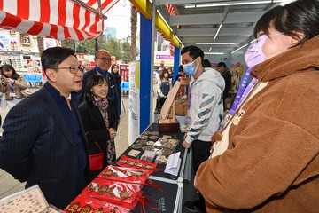 The Secretary for Labour and Welfare, Mr Chris Sun, visited the 57th Hong Kong Brands and Products Expo at Victoria Park, Causeway Bay, this morning (December 20) to show support for the participating social enterprises and rehabilitation service units subsidised by the Social Welfare Department. The Director of Social Welfare, Miss Charmaine Lee, and the Chairperson of the Advisory Committee on Enhancing Employment of People with Disabilities, Dr Kevin Lau, also joined the visit. Photo shows (from left) Mr Sun, Miss Lee and Dr Lau extending warm wishes and early Christmas and New Year greetings to participating staff.