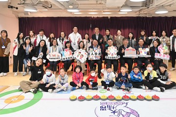 The Chief Secretary for Administration, Mr Chan Kwok-ki, today (December 29) visited HKSKH Kowloon City Children and Youth Integrated Service Centre to learn more about the implementation of the School-based After School Care Service Scheme during school holidays. The Acting Secretary for Labour and Welfare, Mr Ho Kai-ming, also joined the visit.