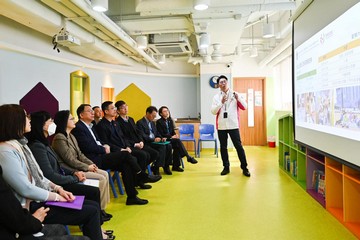 政務司司長陳國基今日(十二月二十九日)到訪聖公會九龍城青少年綜合服務中心,視察在校課後託管服務計劃在學校假期期間的推行情況。署理勞工及福利局局長何啟明亦有隨行。