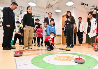 The Chief Secretary for Administration, Mr Chan Kwok-ki, today (December 29) visited HKSKH Kowloon City Children and Youth Integrated Service Centre to learn more about the implementation of the School-based After School Care Service Scheme during school holidays. The Acting Secretary for Labour and Welfare, Mr Ho Kai-ming, also joined the visit.