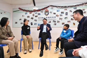 The Chief Secretary for Administration, Mr Chan Kwok-ki, today (December 29) visited HKSKH Kowloon City Children and Youth Integrated Service Centre to learn more about the implementation of the School-based After School Care Service Scheme during school holidays. The Acting Secretary for Labour and Welfare, Mr Ho Kai-ming, also joined the visit.