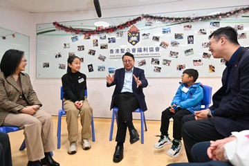 政務司司長陳國基今日(十二月二十九日)到訪聖公會九龍城青少年綜合服務中心,視察在校課後託管服務計劃在學校假期期間的推行情況。署理勞工及福利局局長何啟明亦有隨行。