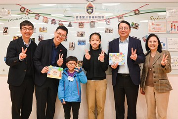 The Chief Secretary for Administration, Mr Chan Kwok-ki, today (December 29) visited HKSKH Kowloon City Children and Youth Integrated Service Centre to learn more about the implementation of the School-based After School Care Service Scheme during school holidays. The Acting Secretary for Labour and Welfare, Mr Ho Kai-ming, also joined the visit.