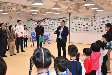 The Chief Secretary for Administration, Mr Chan Kwok-ki, today (December 29) visited HKSKH Kowloon City Children and Youth Integrated Service Centre to learn more about the implementation of the School-based After School Care Service Scheme during school holidays. The Acting Secretary for Labour and Welfare, Mr Ho Kai-ming, also joined the visit.