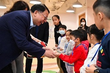 The Chief Secretary for Administration, Mr Chan Kwok-ki, today (December 29) visited HKSKH Kowloon City Children and Youth Integrated Service Centre to learn more about the implementation of the School-based After School Care Service Scheme during school holidays. The Acting Secretary for Labour and Welfare, Mr Ho Kai-ming, also joined the visit.