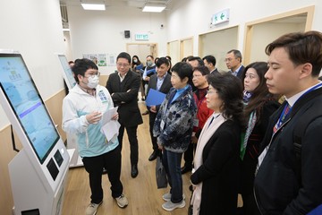 The fifth-term Commission on Poverty today (January 4) visited the first project under the Pilot Programme on Community Living Room, the Sham Shui Po Community Living Room. The Secretary for Labour and Welfare, Mr Chris Sun, also joined the visit. Photo shows members listening to an introduction by a staff member on booking facilities of the Community Living Room at the reception area.