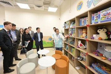The fifth-term Commission on Poverty today (January 4) visited the first project under the Pilot Programme on Community Living Room, the Sham Shui Po Community Living Room. The Secretary for Labour and Welfare, Mr Chris Sun, also joined the visit. Photo shows Mr Sun (front row, second right) and members being briefed on facilities of the reading room which suit students