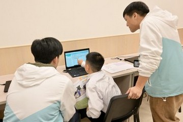 The fifth-term Commission on Poverty today (January 4) visited the first project under the Pilot Programme on Community Living Room, the Sham Shui Po Community Living Room. The Secretary for Labour and Welfare, Mr Chris Sun, also joined the visit. Photo shows a student receiving learning support in the study room.