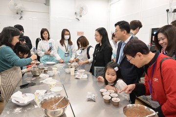 第五屆扶貧委員會今日（一月四日）參觀政府「社區客廳試行計劃」首個項目深水埗社區客廳。勞工及福利局局長孫玉菡亦有隨行。圖示孫玉菡（前排右三）與委員參觀共享備餐間，觀看「劏房」戶製作食品。