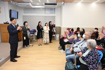 The Secretary for Labour and Welfare, Mr Chris Sun, visited the elderly in Kwai Chung this afternoon (January 5) to extend New Year greetings. Photo shows Mr Sun (first left); the Permanent Secretary for Labour and Welfare, Ms Alice Lau (third left); and the Director of Social Welfare, Miss Charmaine Lee (fourth left), greeting elderly persons attending a talk on precautions against cold weather during their visit to the Hong Kong ABWE Social Services Lai King Baptist Church Neighbourhood Elderly Centre.
