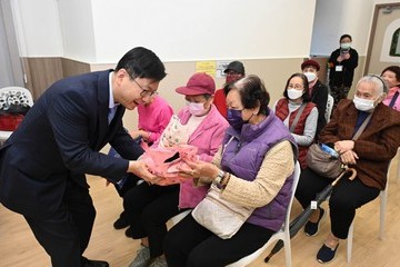 The Secretary for Labour and Welfare, Mr Chris Sun, visited the elderly in Kwai Chung this afternoon (January 5) to extend New Year greetings. Photo shows Mr Sun (first left) distributing warm items to elderly persons during his visit to the Hong Kong ABWE Social Services Lai King Baptist Church Neighbourhood Elderly Centre. Since 2017, the Social Welfare Department has launched the "One-off Subsidy for District Elderly Community Centres/Neighbourhood Elderly Centres/Social Centre for the Elderly to Purchase Warm Items for Needy Elderly Persons" to hold activities that care for the elderly, including distributing warm items for singletons, doubletons and frail elderly persons to prepare for the cold weather.