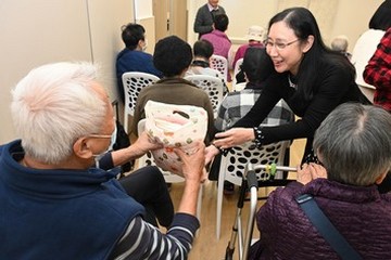 The Secretary for Labour and Welfare, Mr Chris Sun, visited the elderly in Kwai Chung this afternoon (January 5) to extend New Year greetings. Photo shows the Permanent Secretary for Labour and Welfare, Ms Alice Lau (first right), distributing warm items to elderly persons during their visit to the Hong Kong ABWE Social Services Lai King Baptist Church Neighbourhood Elderly Centre. Since 2017, the Social Welfare Department has launched the "One-off Subsidy for District Elderly Community Centres/Neighbourhood Elderly Centres/Social Centre for the Elderly to Purchase Warm Items for Needy Elderly Persons" to hold activities that care for the elderly, including distributing warm items for singletons, doubletons and frail elderly persons to prepare for the cold weather.