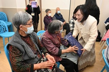 The Secretary for Labour and Welfare, Mr Chris Sun, visited the elderly in Kwai Chung this afternoon (January 5) to extend New Year greetings. Photo shows the Director of Social Welfare, Miss Charmaine Lee (first right), distributing warm items to elderly persons during their visit to the Hong Kong ABWE Social Services Lai King Baptist Church Neighbourhood Elderly Centre. Since 2017, the Social Welfare Department has launched the "One-off Subsidy for District Elderly Community Centres/Neighbourhood Elderly Centres/Social Centre for the Elderly to Purchase Warm Items for Needy Elderly Persons" to hold activities that care for the elderly, including distributing warm items for singletons, doubletons and frail elderly persons to prepare for the cold weather.