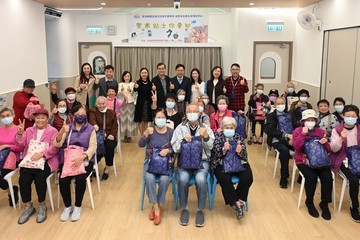 The Secretary for Labour and Welfare, Mr Chris Sun, visited the elderly in Kwai Chung this afternoon (January 5) to extend New Year greetings. Photo shows Mr Sun (standing, fourth right); the Permanent Secretary for Labour and Welfare, Ms Alice Lau (standing, fourth left); the Director of Social Welfare, Miss Charmaine Lee (standing, third left), and elderly persons attending a talk on precautions against cold weather during their visit to the Hong Kong ABWE Social Services Lai King Baptist Church Neighbourhood Elderly Centre.