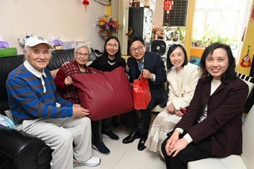 The Secretary for Labour and Welfare, Mr Chris Sun, visited the elderly in Kwai Chung this afternoon (January 5) to extend New Year greetings. Photo shows (from third left) the Permanent Secretary for Labour and Welfare, Ms Alice Lau; Mr Sun; and the Director of Social Welfare, Miss Charmaine Lee, presenting warm items to an elderly doubleton household in Lai King Estate.