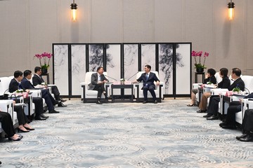 The Chief Secretary for Administration, Mr Chan Kwok-ki, arrived in Guangzhou today (January 8) to begin his visit to Mainland cities of the Guangdong-Hong Kong-Macao Greater Bay Area. Photo shows Mr Chan (fourth left) meeting the Acting Mayor of the People