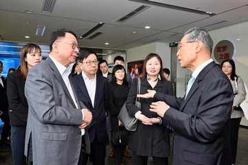 政務司司長陳國基今日（一月八日）早上抵達廣州，展開粵港澳大灣區內地城市訪問行程。圖示陳國基（左二）在廣州國家實驗室聽取中國工程院院士鍾南山教授（右一）的介紹。旁為創新科技及工業局副局長張曼莉（左一）和勞工及福利局局長孫玉菡（左三）。