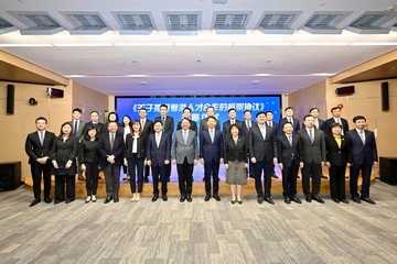 The Chief Secretary for Administration, Mr Chan Kwok-ki, arrived in Guangzhou today (January 8) to begin his visit to Mainland cities of the Guangdong-Hong Kong-Macao Greater Bay Area. Photo shows (front row, from fifth left) the Under Secretary for Innovation, Technology and Industry, Ms Lillian Cheong; the Secretary for Labour and Welfare, Mr Chris Sun; Mr Chan; Standing Committee member, the Director of the Organization Department, and the Director of the Talent Work Leading Group Office of the CPC Guangdong Provincial Committee, Mr Cheng Fubo; and the Director General of the Hong Kong and Macao Affairs Office of the People