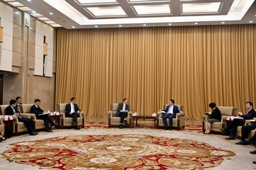 The Chief Secretary for Administration, Mr Chan Kwok-ki, arrived in Guangzhou today (January 8) to begin his visit to Mainland cities of the Guangdong-Hong Kong-Macao Greater Bay Area. Photo shows Mr Chan (fourth left) meeting Vice-Governor of the People