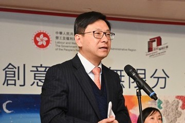 由劳工及福利局（劳福局）、社会福利署、「残疾人士艺术发展基金」和一新美术馆合办的「创意艺术无限分」展览今日（一月十一日）举行开幕礼。图示劳福局局长孙玉菡在开幕礼致辞。