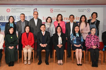 The Opening Ceremony of the "Infinite Creativity in Art" Exhibition, jointly organised by the Labour and Welfare Bureau, the Social Welfare Department (SWD), the Arts Development Fund for Persons with Disabilities (the Arts Fund) and Sun Museum, was held today (January 11). Photo shows guests with the Vice-chairman of the Rehabilitation Advisory Committee, Dr Kevin Lau (back row, third left); the Chairperson of the Management Committee of the Arts Fund and Assistant Director (Rehabilitation and Medical Social Services) of the SWD, Ms Maggie Leung (back row, fourth left); the Chairperson of the Grants Sub-committee of the Arts Funds, Ms Teresa Au (back row, fifth left), and other members.