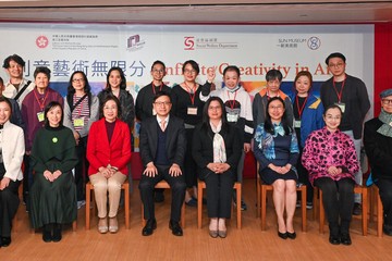 The Opening Ceremony of the "Infinite Creativity in Art" Exhibition, jointly organised by the Labour and Welfare Bureau, the Social Welfare Department, the Arts Development Fund for Persons with Disabilities and Sun Museum, was held today (January 11). Photo shows guests with representatives from welfare organisations, participating artists and their relatives and friends.