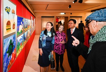 The Opening Ceremony of the "Infinite Creativity in Art" Exhibition, jointly organised by the Labour and Welfare Bureau (LWB), the Social Welfare Department, the Arts Development Fund for Persons with Disabilities and Sun Museum, was held today (January 11). Photo shows the Secretary for Labour and Welfare, Mr Chris Sun (third left); the Permanent Secretary for Labour and Welfare, Ms Alice Lau (first left); and the Commissioner for Rehabilitation of the LWB, Miss Vega Wong (second left), touring the exhibition.