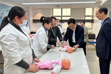 The Secretary for Labour and Welfare, Mr Chris Sun, today (January 14) concluded his visit to Shanghai. Photo shows Mr Sun (front row, second right) in a training class on babycare in his visit to a training school yesterday afternoon (January 13).