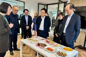 The Secretary for Labour and Welfare, Mr Chris Sun, today (January 14) concluded his visit to Shanghai. Photo shows Mr Sun (front row, third right) learning about foods prepared by babycare trainees in his visit to a training school yesterday afternoon (January 13).