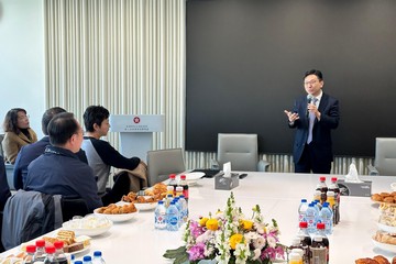 勞工及福利局局長孫玉菡今日（一月十四日）結束上海訪問行程。圖示孫玉菡（右一）今日上午在香港特別行政區政府駐上海經濟貿易辦事處與當地人才交流，介紹香港各項人才入境計劃。