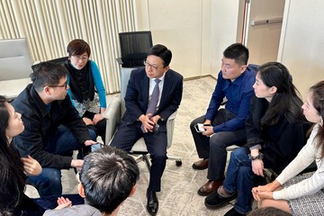 The Secretary for Labour and Welfare, Mr Chris Sun, today (January 14) concluded his visit to Shanghai. Photo shows Mr Sun (centre), accompanied by the Director of the Hong Kong Economic and Trade Office in Shanghai (SHETO), Mrs Laura Aron (third left), listening to the considerations and needs of local talent prior to coming and settling in Hong Kong in an exchange session at the SHETO this morning.