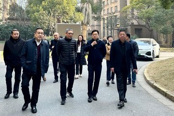 The Secretary for Labour and Welfare, Mr Chris Sun, today (January 14) concluded his visit to Shanghai. Photo shows Mr Sun (front row, second right), accompanied by the Director of Hong Kong Talent Engage, Mr Anthony Lau (front row, first right), touring the supportive rental housing in his visit to Healthy Garden in Xuhui District yesterday morning (January 13).
