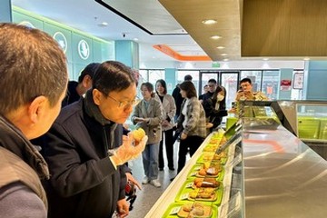 The Secretary for Labour and Welfare, Mr Chris Sun, today (January 14) concluded his visit to Shanghai. Photo shows Mr Sun (second left) trying the meals of an integrated community service centre for the elderly in Ganquan Road Sub-district yesterday morning (January 13) to get a better grasp of their community care services and facilities promoting active ageing of the elderly.