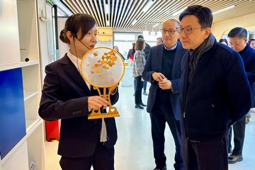 The Secretary for Labour and Welfare, Mr Chris Sun, today (January 14) concluded his visit to Shanghai. Photo shows Mr Sun (front row, right) looking at a handicraft made by the elderly in his visit to the Elderly Care Service Station in Ganquan Road Sub-district yesterday morning (January 13) to get a better grasp of their community care services and facilities promoting active ageing of the elderly provided at their doorstep.