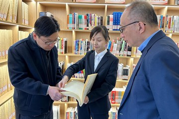 The Secretary for Labour and Welfare, Mr Chris Sun, today (January 14) concluded his visit to Shanghai. Photo shows Mr Sun (left) in his visit to the Elderly Care Service Station in Ganquan Road Sub-district yesterday morning (January 13) to get a better grasp of their community care services and facilities promoting active ageing of the elderly provided at their doorstep. The Service Station was formerly a community library and the reading space for the elderly was retained upon conversion.